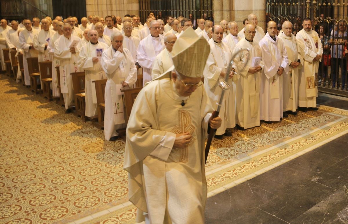 La Catedral de León ha acogido este jueves el 25 aniversario de la ordenación aniversario de su ordenación episcopal del obispo de León en un acto que el que López a pedido a Dios que «me guíe y sostenga en el servicio pastoral de esta santa Iglesia Legionense»