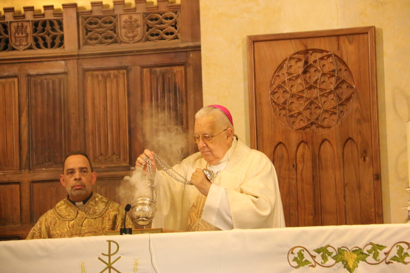 La Catedral de León ha acogido este jueves el 25 aniversario de la ordenación aniversario de su ordenación episcopal del obispo de León en un acto que el que López a pedido a Dios que «me guíe y sostenga en el servicio pastoral de esta santa Iglesia Legionense»