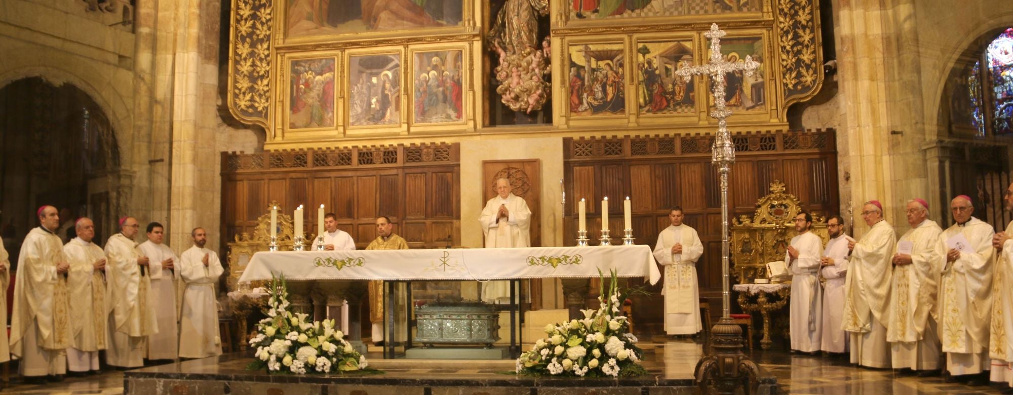 La Catedral de León ha acogido este jueves el 25 aniversario de la ordenación aniversario de su ordenación episcopal del obispo de León en un acto que el que López a pedido a Dios que «me guíe y sostenga en el servicio pastoral de esta santa Iglesia Legionense»