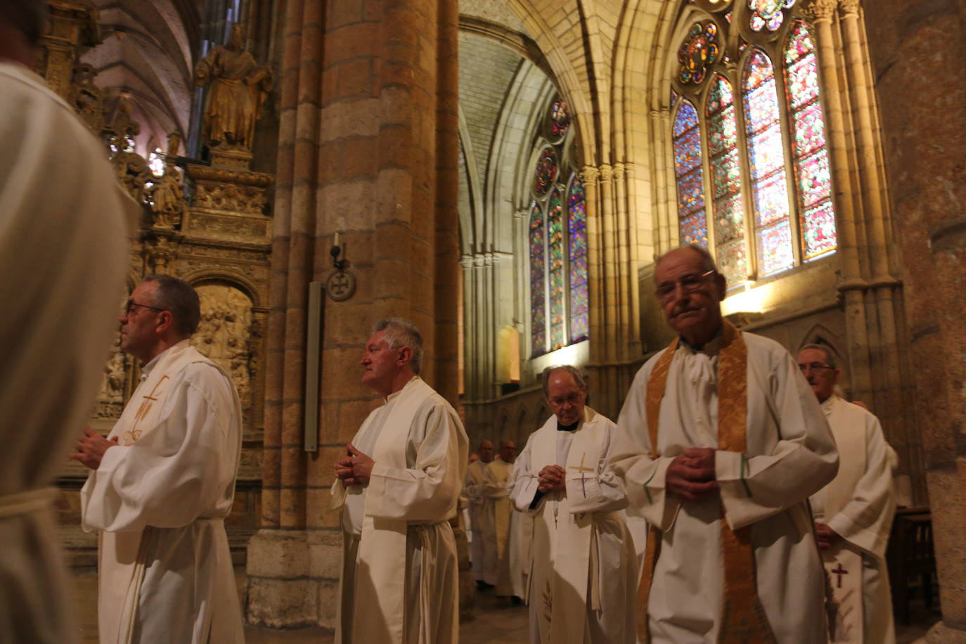 La Catedral de León ha acogido este jueves el 25 aniversario de la ordenación aniversario de su ordenación episcopal del obispo de León en un acto que el que López a pedido a Dios que «me guíe y sostenga en el servicio pastoral de esta santa Iglesia Legionense»