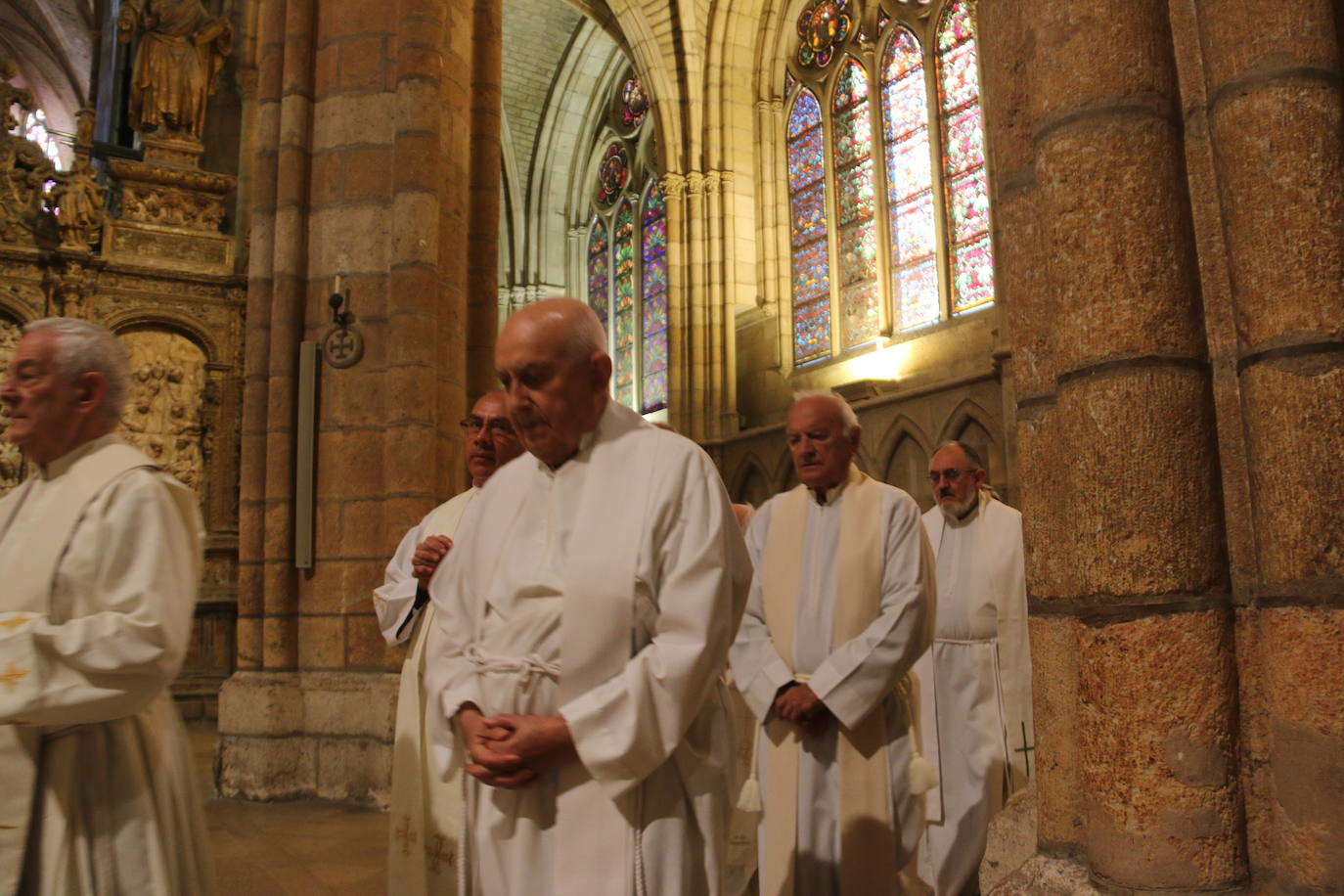 La Catedral de León ha acogido este jueves el 25 aniversario de la ordenación aniversario de su ordenación episcopal del obispo de León en un acto que el que López a pedido a Dios que «me guíe y sostenga en el servicio pastoral de esta santa Iglesia Legionense»