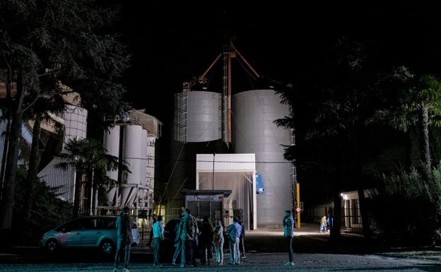 Los familiares del camionero fallecido esperan noticias a las puertas de la planta del Camino Viejo de Simancas.