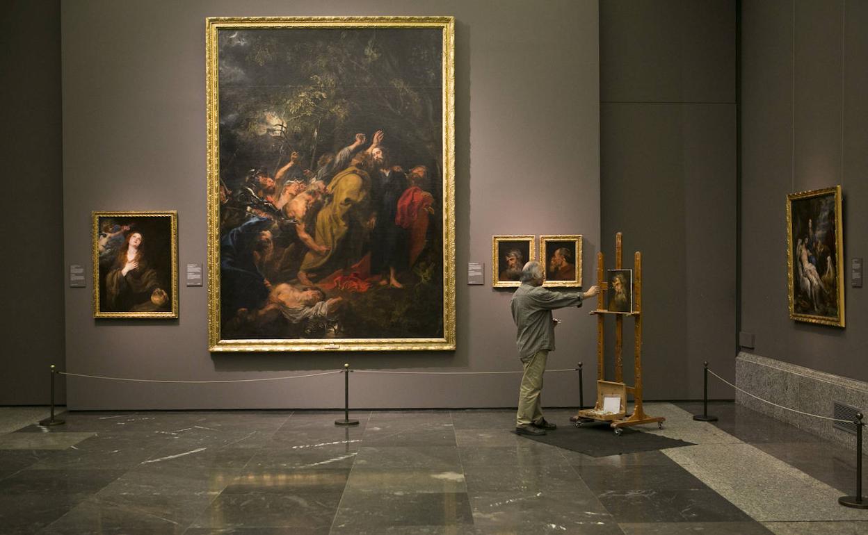 Armando Arroyo copia un óleo de Van Dyck en una de las salas de pintura barroca del Prado. 