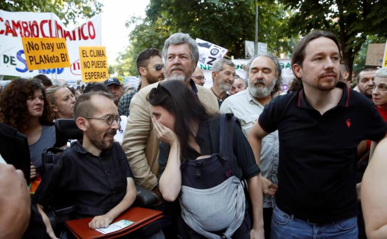 La cúpula de Podemos participó este viernes en la manifestación contra la emergencia climática e Iglesias y Montero acudieron a la marcha con su hija pequeña.