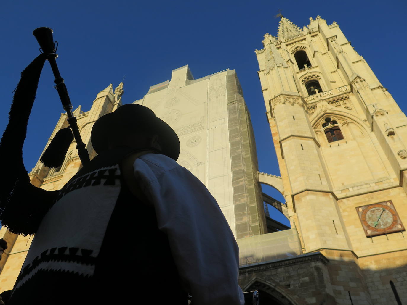 Fotos: Xuntanza de Gaitas a la sombra de la Catedral