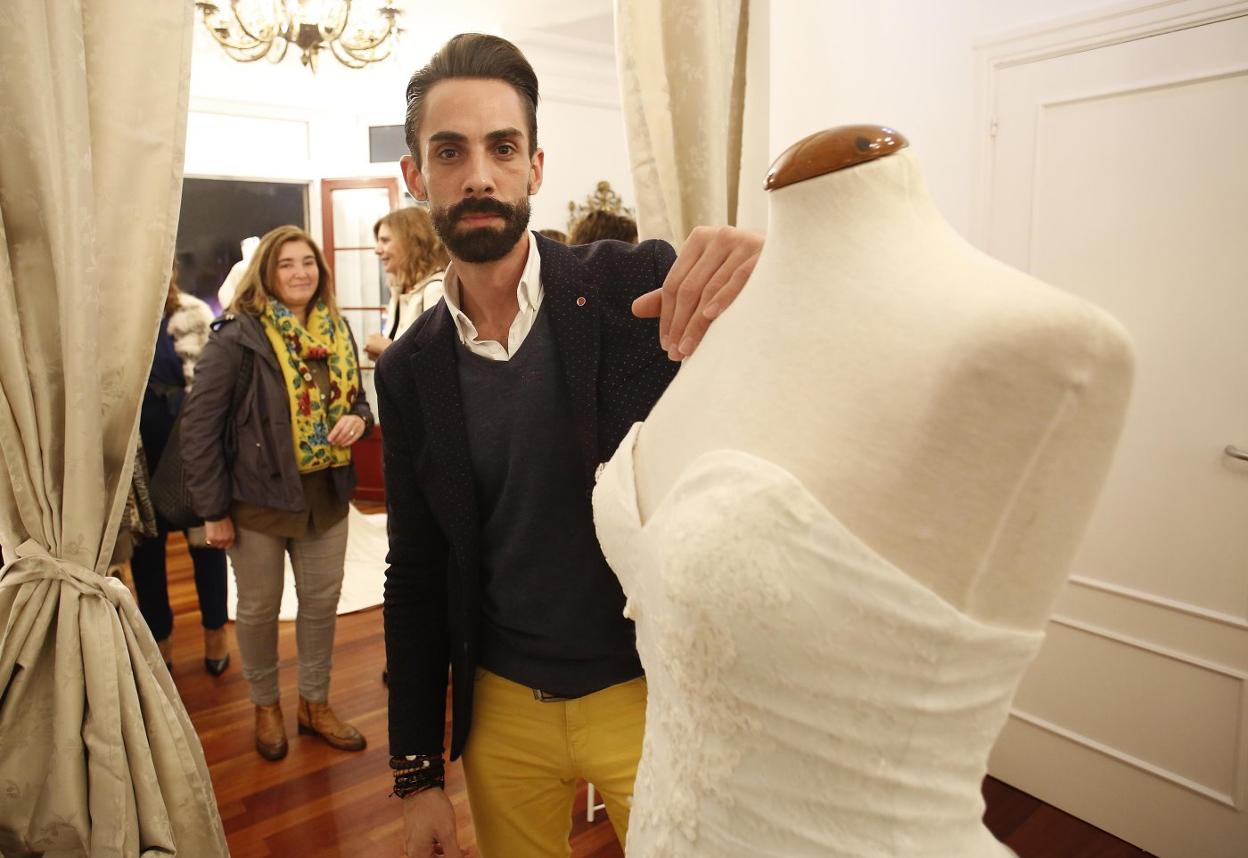 Eduardo Andés en la inauguración de su atelier en Gijón. 