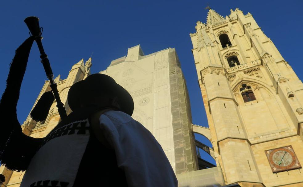 Un gaitero toca a la sombra de la Catedral. 