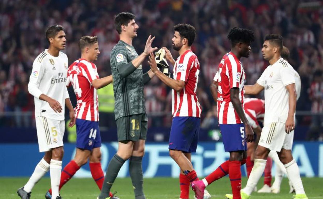 Saludo entre los jugadores del Atlético y del Real Madrid tras el partido.