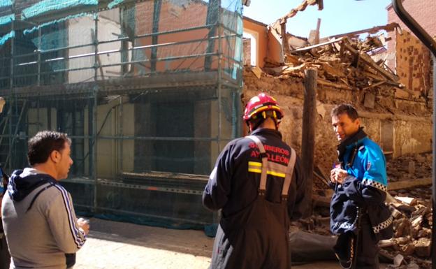 Efectivos de bomberos y policía en la zona.