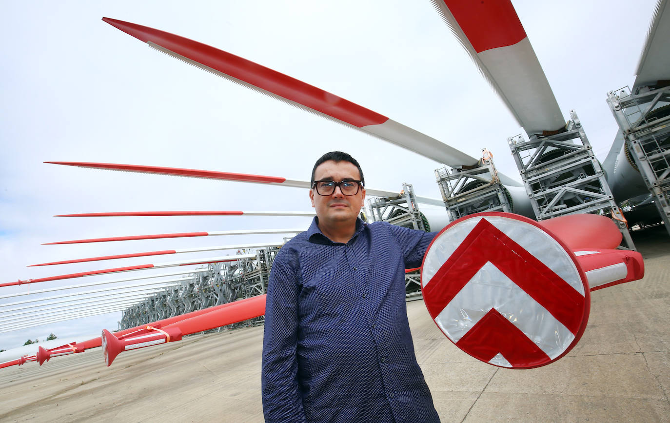 Fotos: EL director de LM Wind Power en la fábrica de Ponferrada, Jorge López