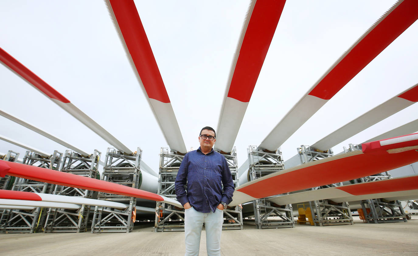 Fotos: EL director de LM Wind Power en la fábrica de Ponferrada, Jorge López