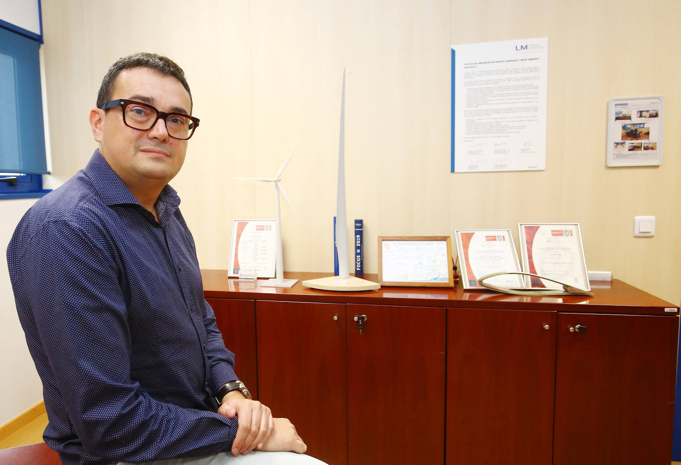 Fotos: EL director de LM Wind Power en la fábrica de Ponferrada, Jorge López