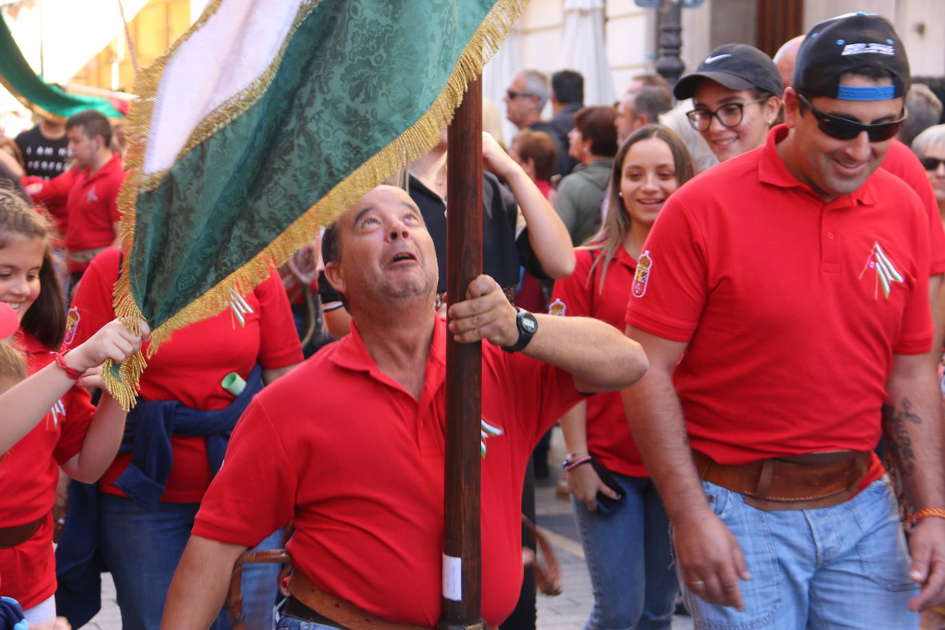 Un hombre muestra sus habilidades con el pendón.