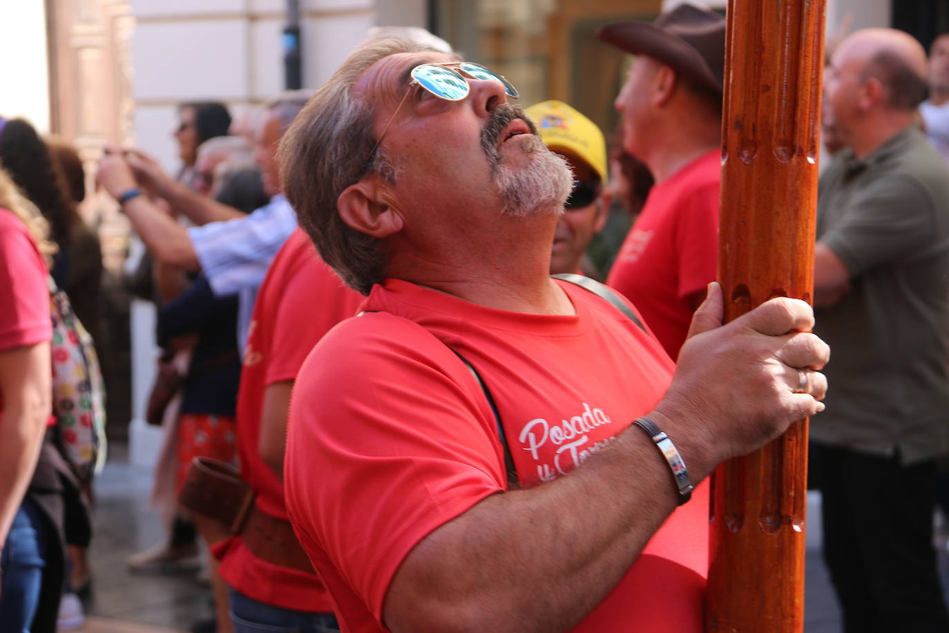 Un hombre muestra sus habilidades con el pendón.