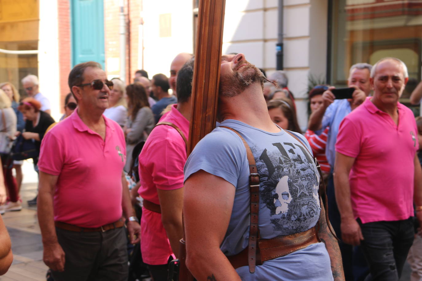 Un hombre muestra sus habilidades con el pendón.