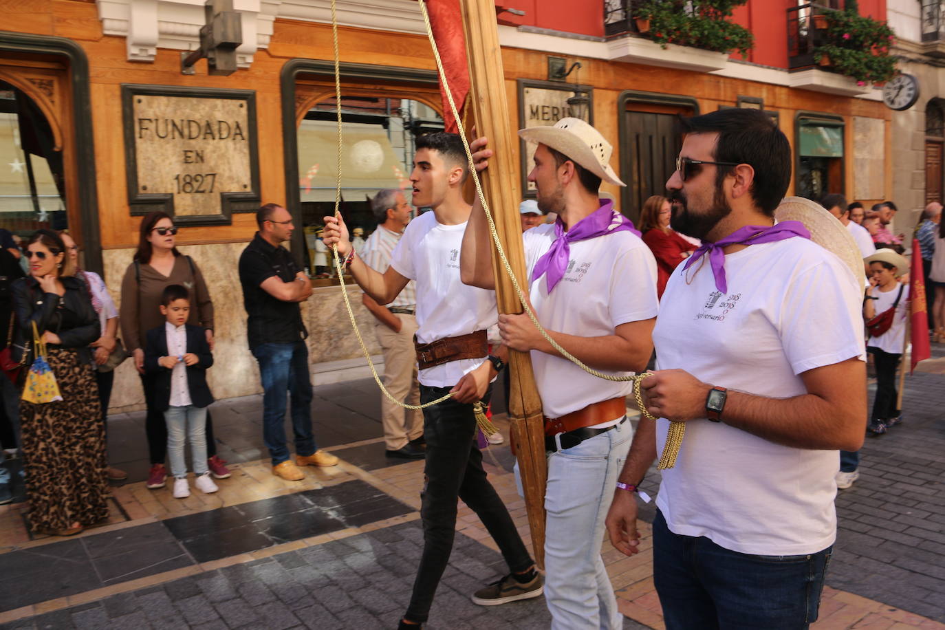 Un hombre muestra sus habilidades con el pendón.