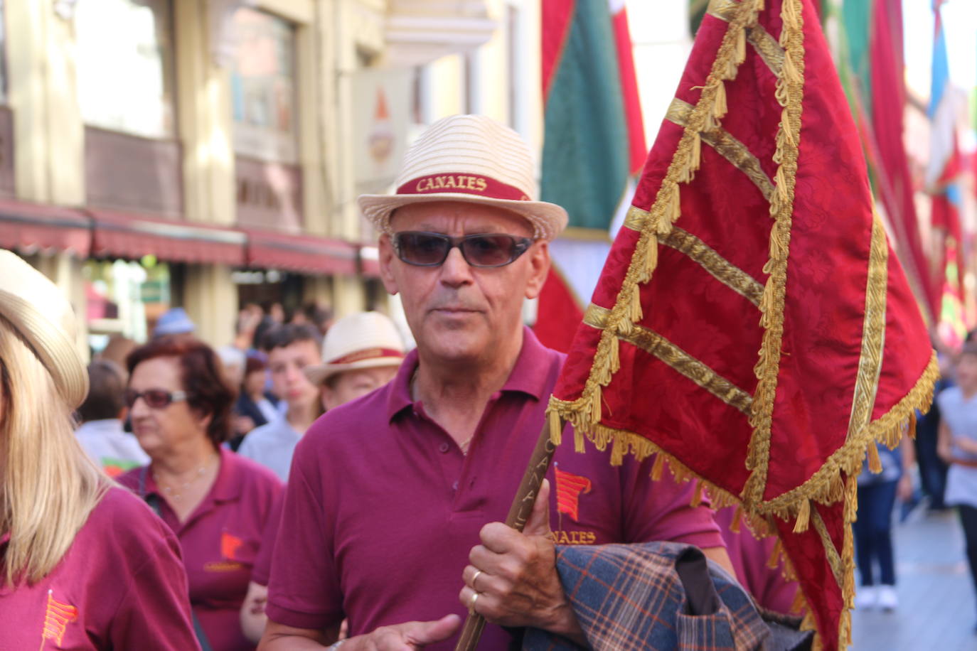 Un hombre muestra sus habilidades con el pendón.