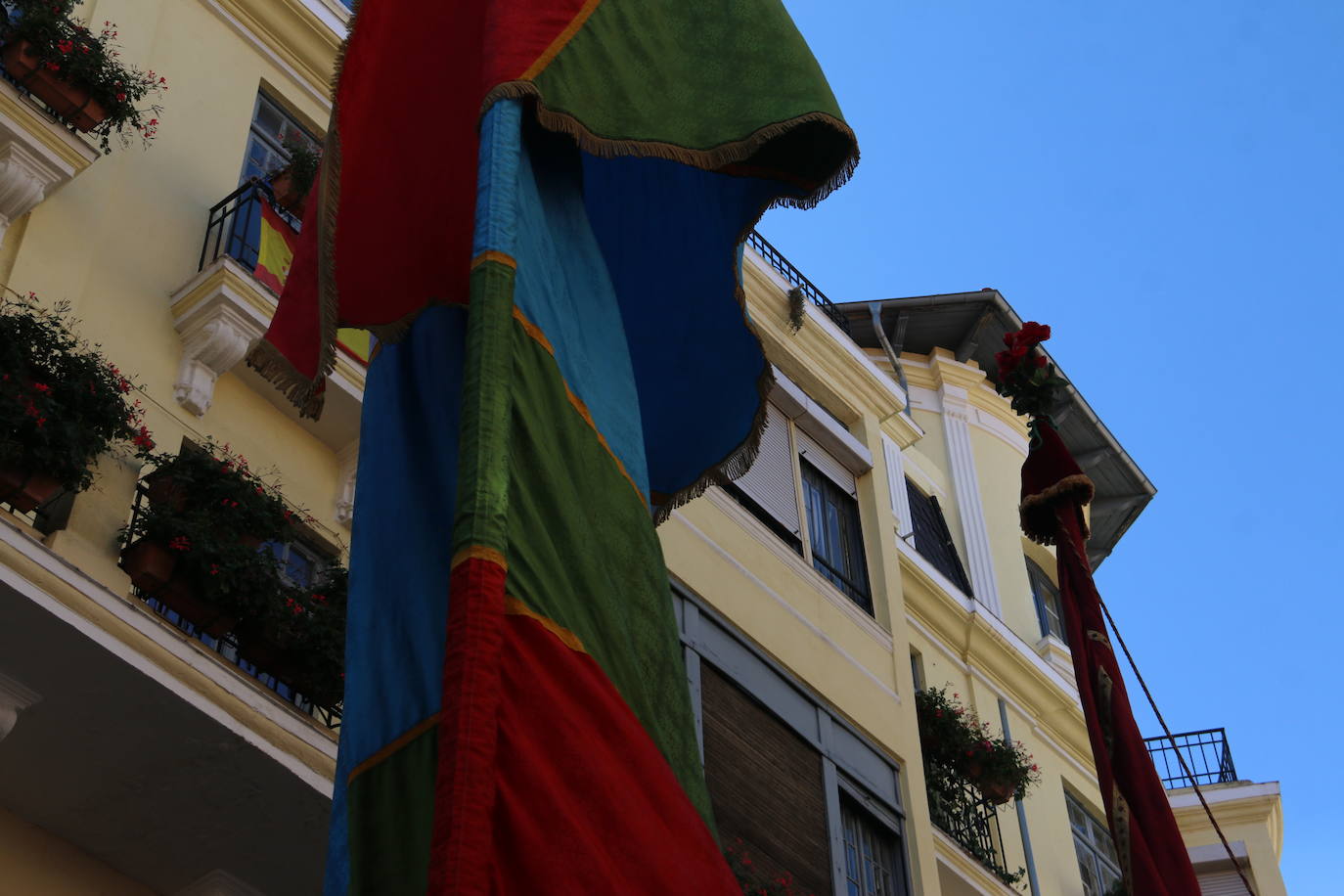 Un hombre muestra sus habilidades con el pendón.