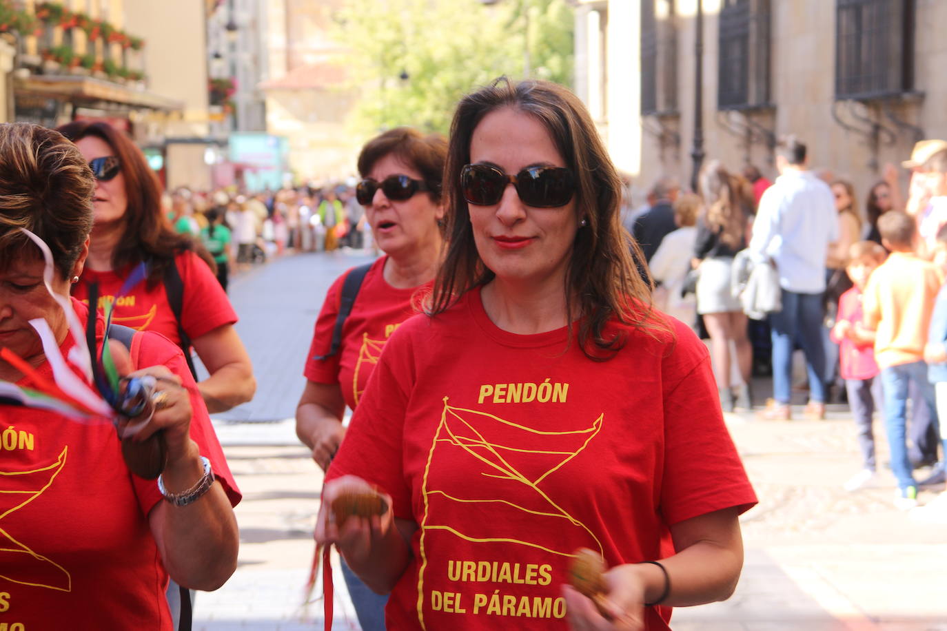 Un hombre muestra sus habilidades con el pendón.