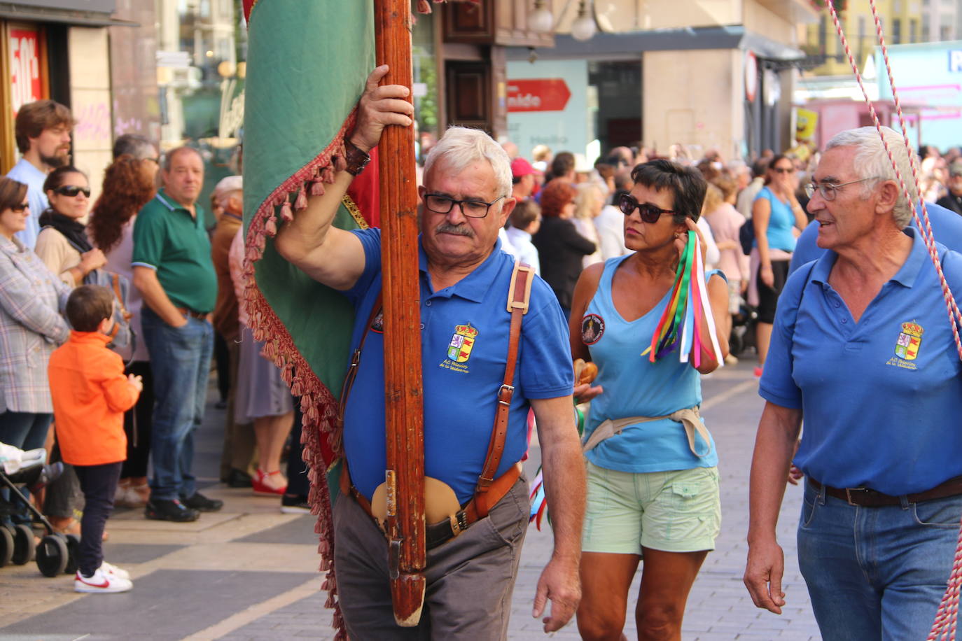 Un hombre muestra sus habilidades con el pendón.