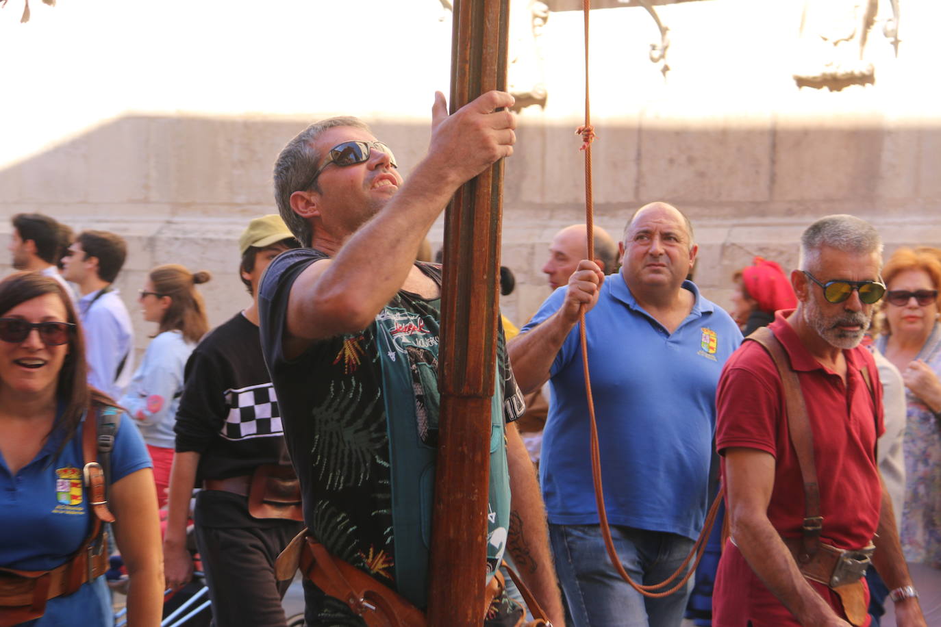 Un hombre muestra sus habilidades con el pendón.