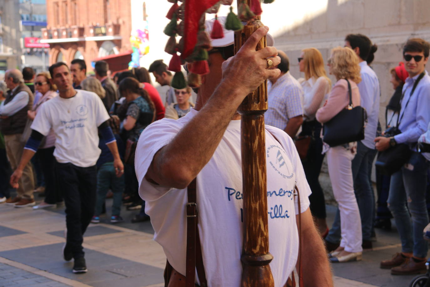 Un hombre muestra sus habilidades con el pendón.