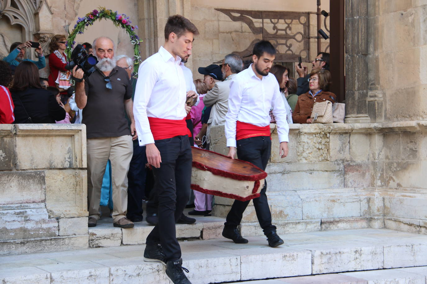 Baile de las doncellas en el claustro de la Catedral.