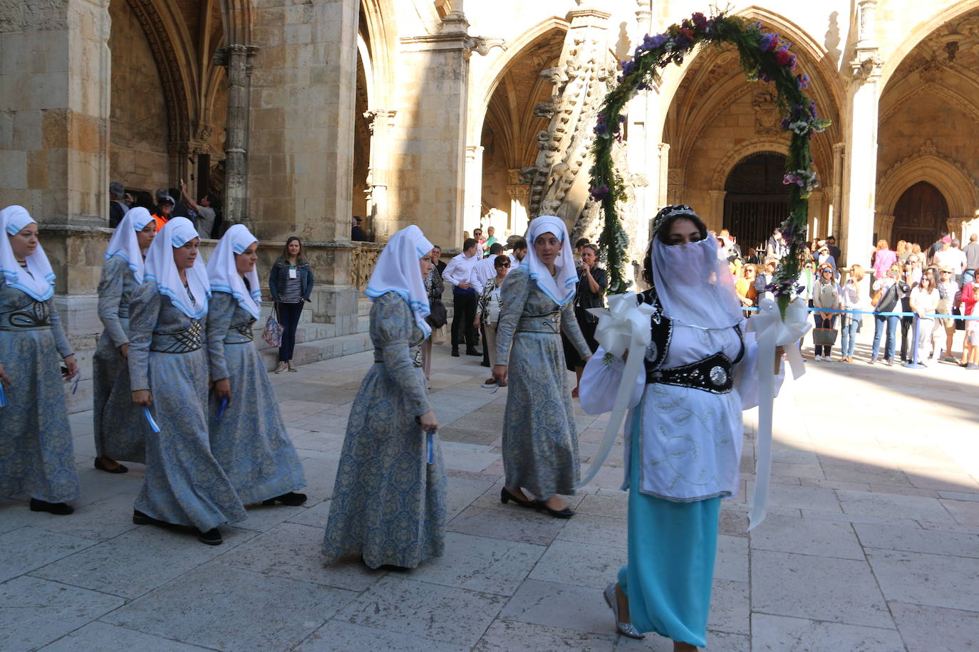 Baile de las doncellas en el claustro de la Catedral.