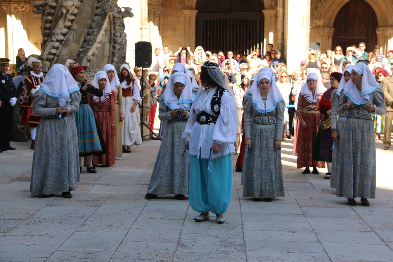 Baile de las doncellas en el claustro de la Catedral.