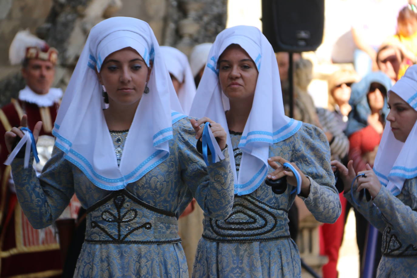 Baile de las doncellas en el claustro de la Catedral.