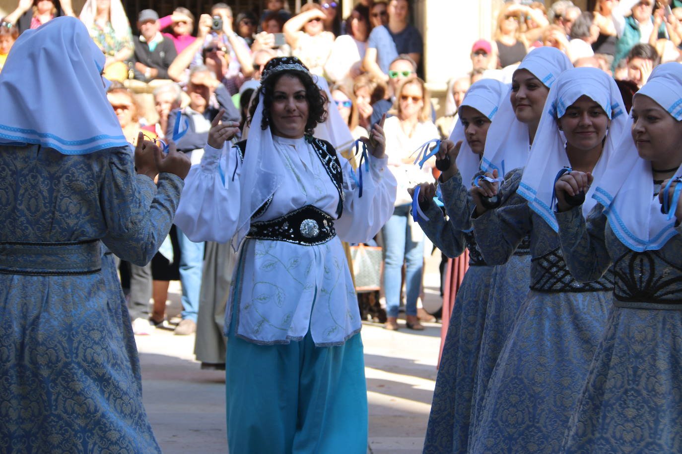 Baile de las doncellas en el claustro de la Catedral.