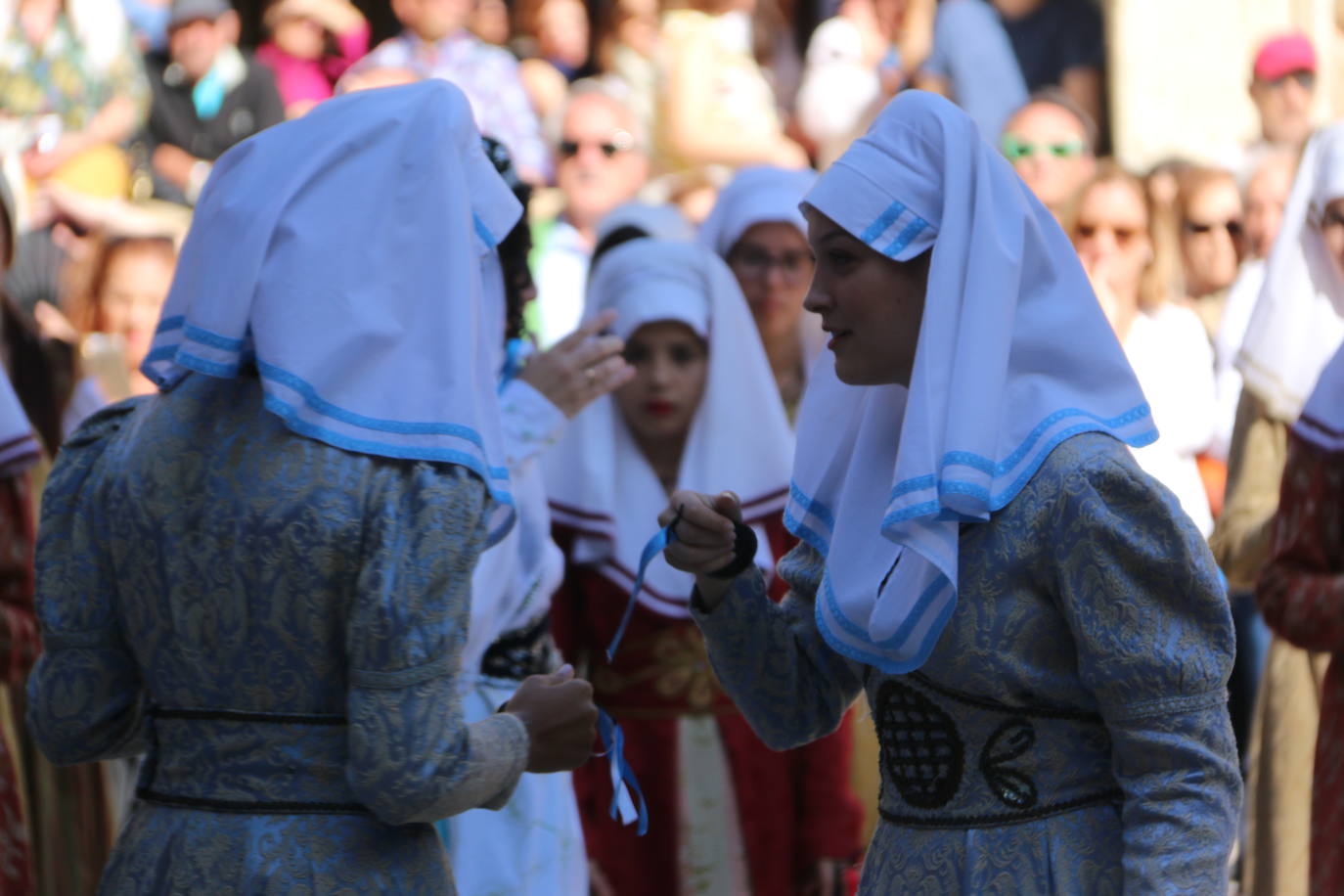 Baile de las doncellas en el claustro de la Catedral.