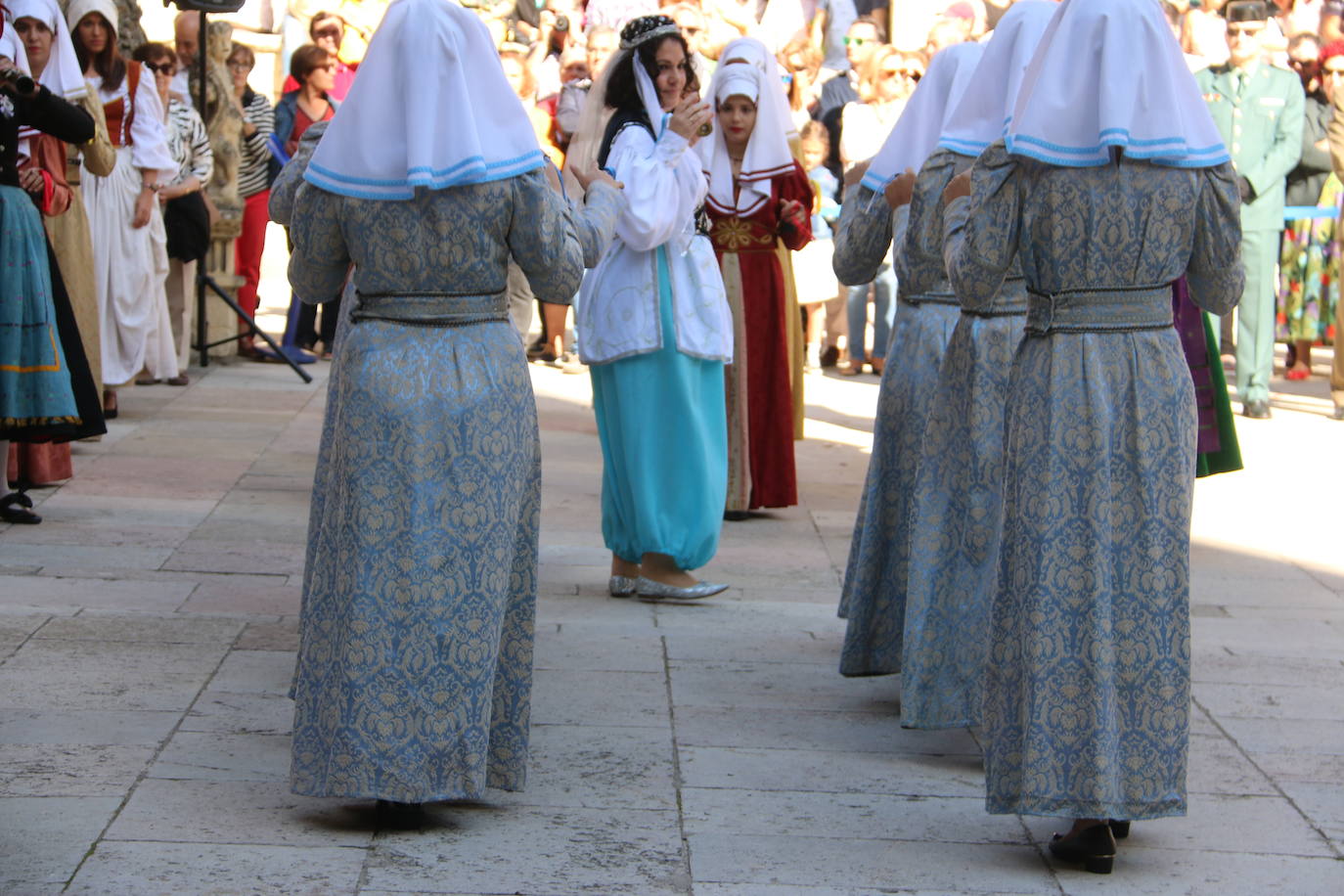 Baile de las doncellas en el claustro de la Catedral.