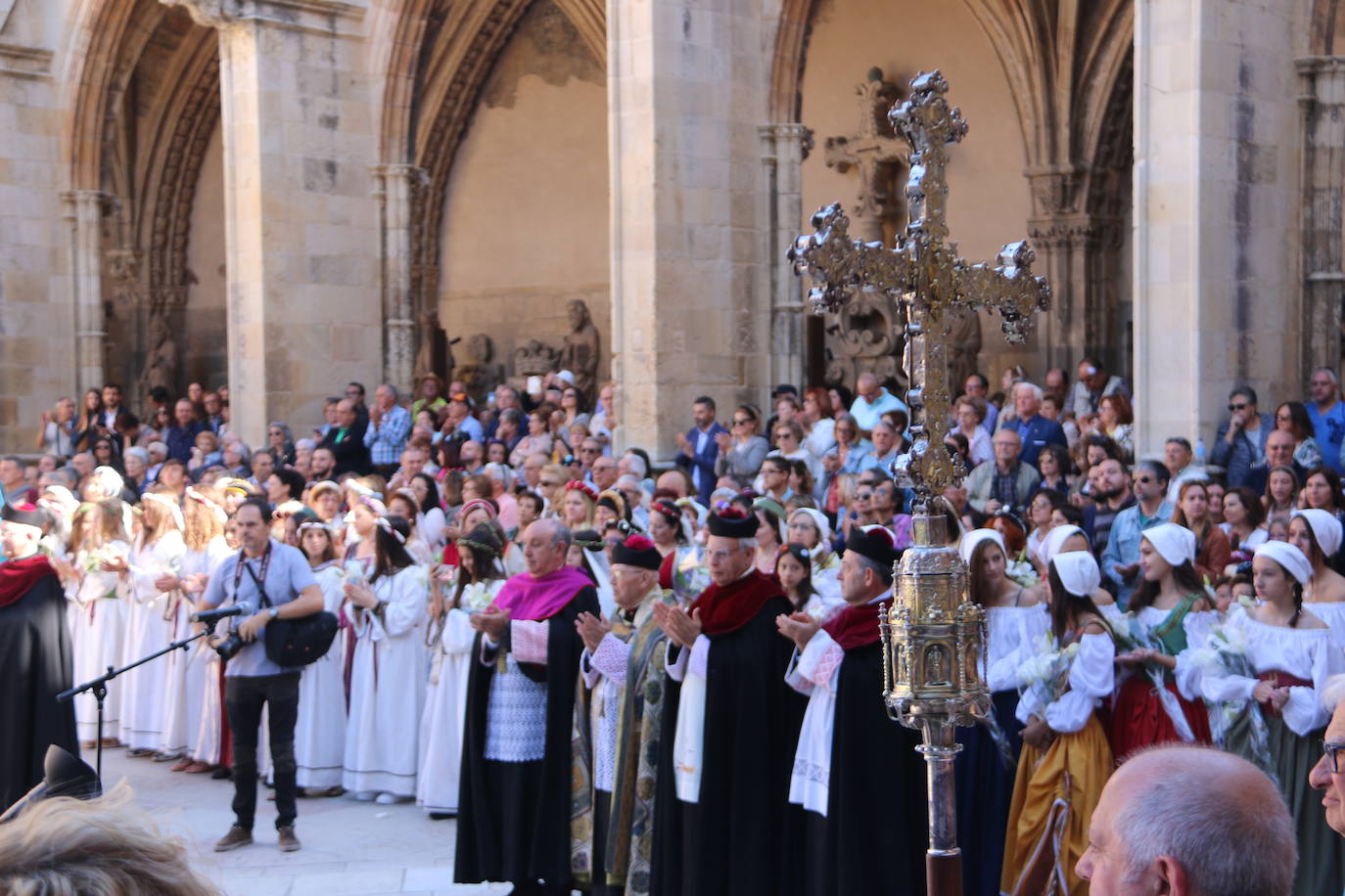 Baile de las doncellas en el claustro de la Catedral.