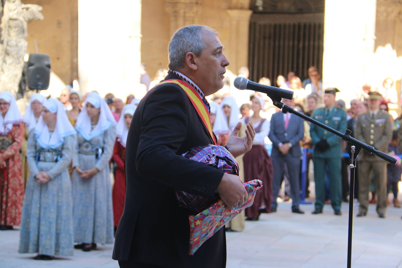 Baile de las doncellas en el claustro de la Catedral.