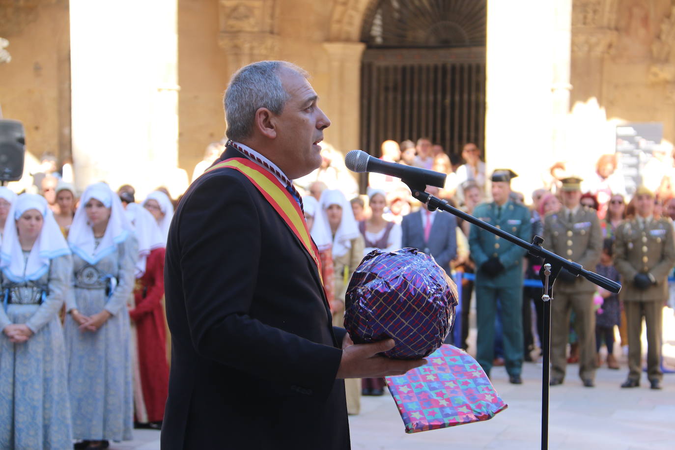 Baile de las doncellas en el claustro de la Catedral.