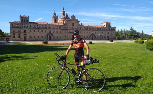 El pontevedrés Víctor Loira recorre en bicicleta el trayecto entre Marín (Pontevedra) y Guadalajara para pedir baños adaptados para los pacientes ostomizados.