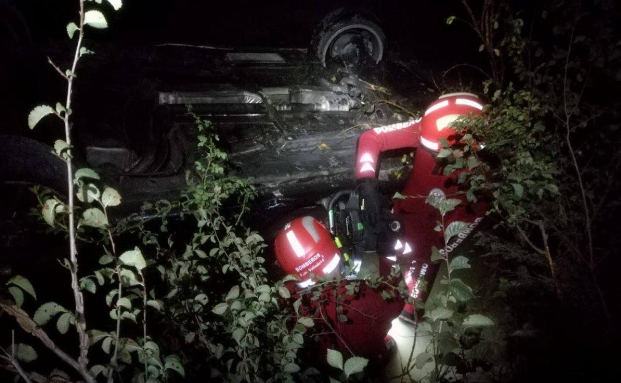 Los efectivos rescatan un coche que cayó al Canal del Duero. 