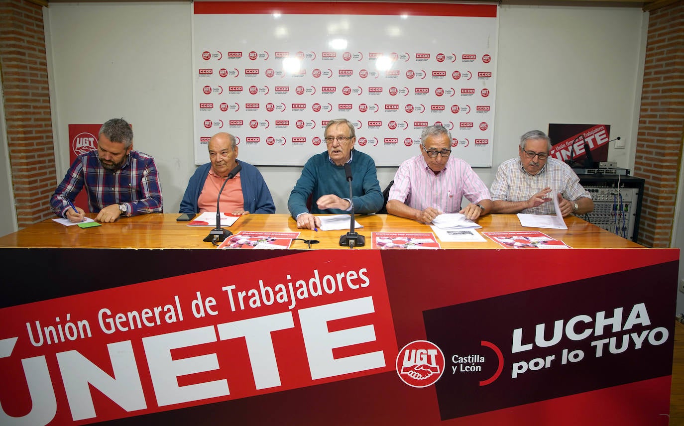 Los secretarios autonómicos de las federaciones de Jubilados y Pensionistas de UGT y CCOO, Pablo Zalama y Lorenzo Rubio, respectivamente, informan sobre la situación del colectivo en Castilla y León y sus reivindicaciones, con motivo del Día Internacional de las Personas Mayores.