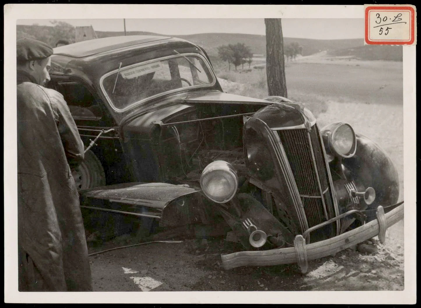 Imagen del vehículo del periodista de ABC tras sufrir un accidente de tráfico.