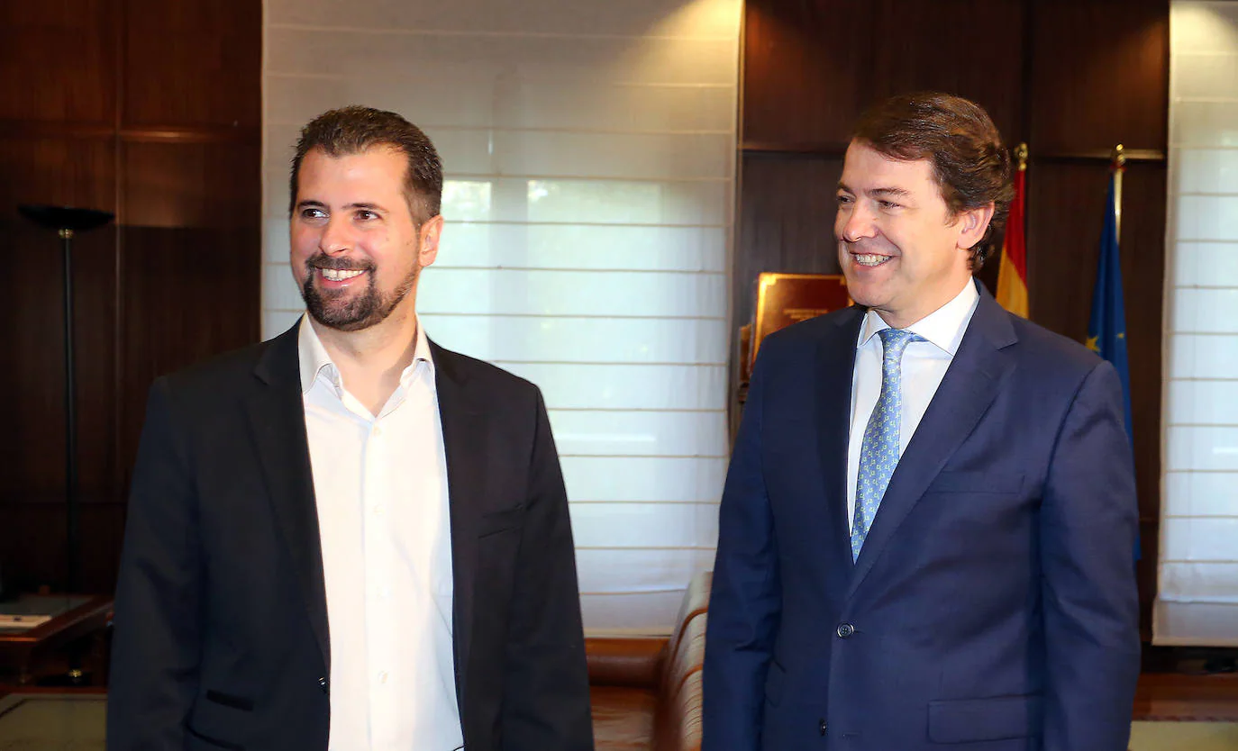 Luis Tudanca, a la izquierda, junto al presidente de la Junta de Castilla y León.