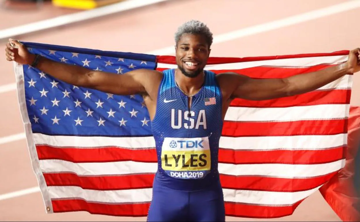 Noah Lyles celebra su título mundial en 200 metros. 