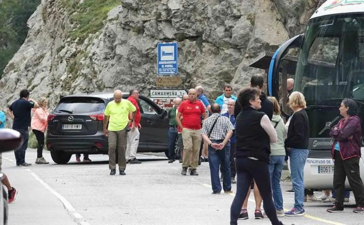 Miembros del Grupo de Montaña Ensidesa, en Poncebos, tras el fatal accidente que se cobró la vida de una de las excursionistas.