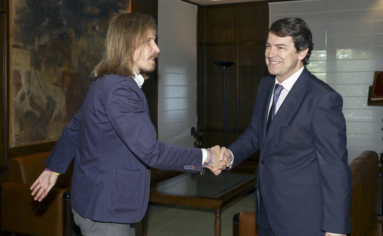 El presidente de la Junta, Anfonso Fernández Mañueco, se reúne con el representante de Podemos en las Cortes Pablo Fernández.