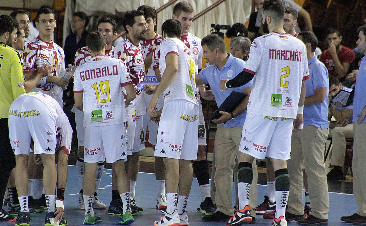 Cadenas, en un tiempo muerto.