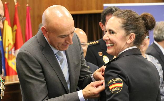 Galería. Entrega de las medallas al mérito a la Policía Nacional. 