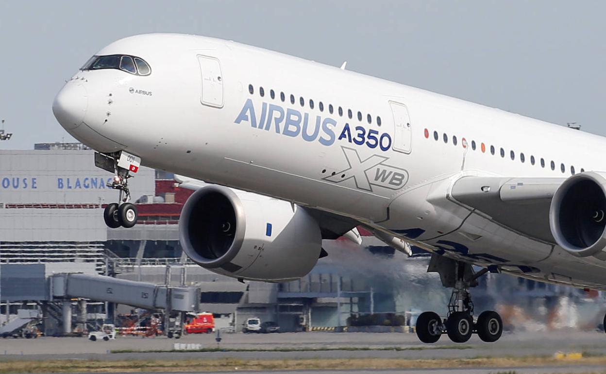 Airbus 350 despegando.