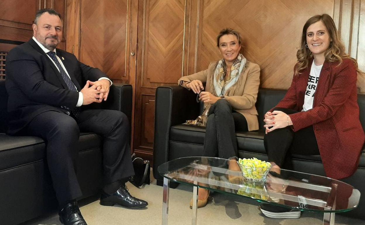 Encuentro entre la Diputación y Cruz Roja León.