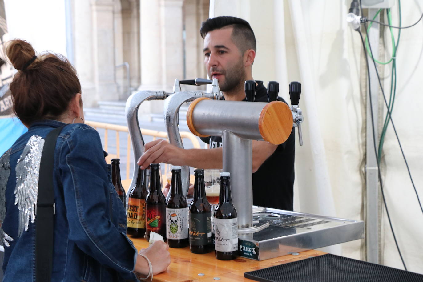 La cerveza artesanal leonesa se instala en las fiestas de San Froilán gracias al Leon Beer Fest el que la plaza de San Marcelo reune a puestos para disfrutar del oro leonés,