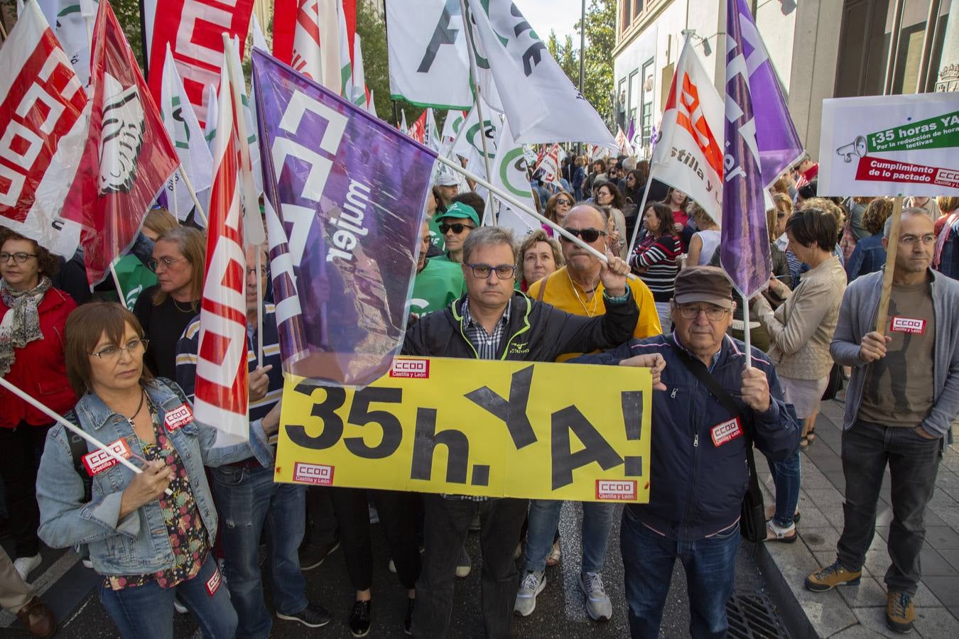 Fotos: Concentración de funcionarios en Valladolid por la jornada semanal de 35 horas